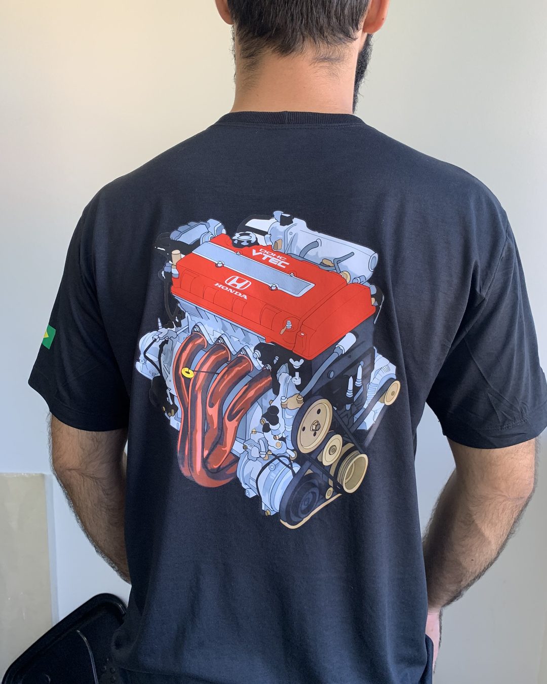 Camiseta preta personalizada DRx com estampa DTF colorida de motor, produzida e entregue em Piracicaba