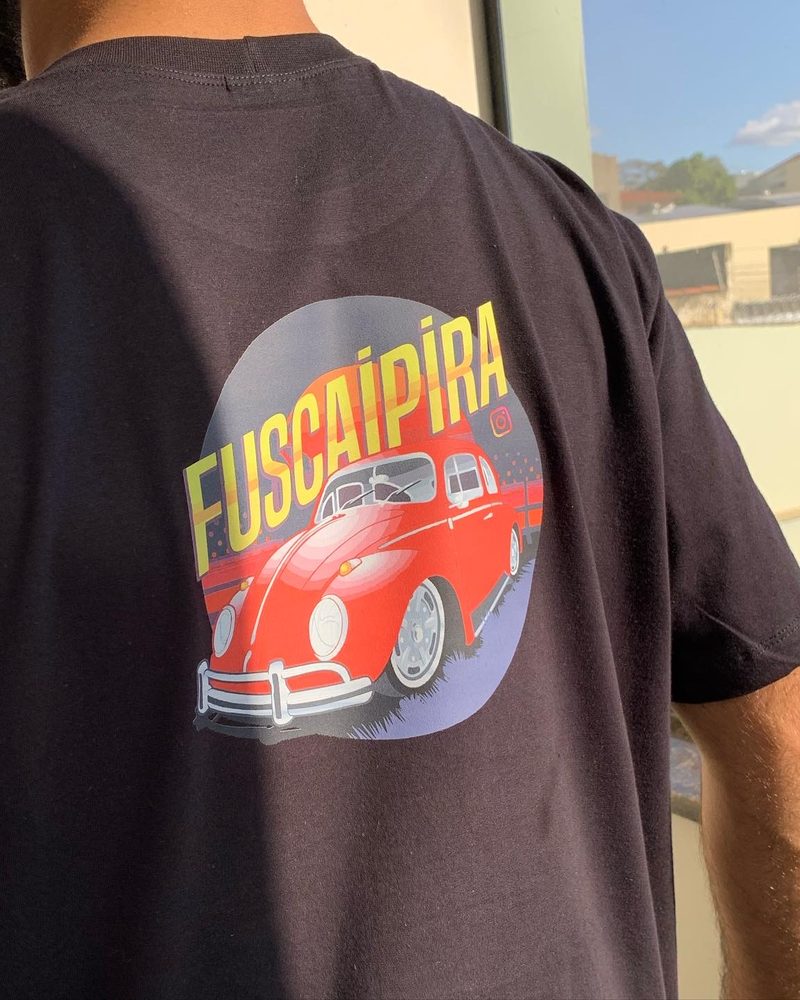 Camiseta preta com estampa colorida de Fusca vermelho do clube Fuscaipira