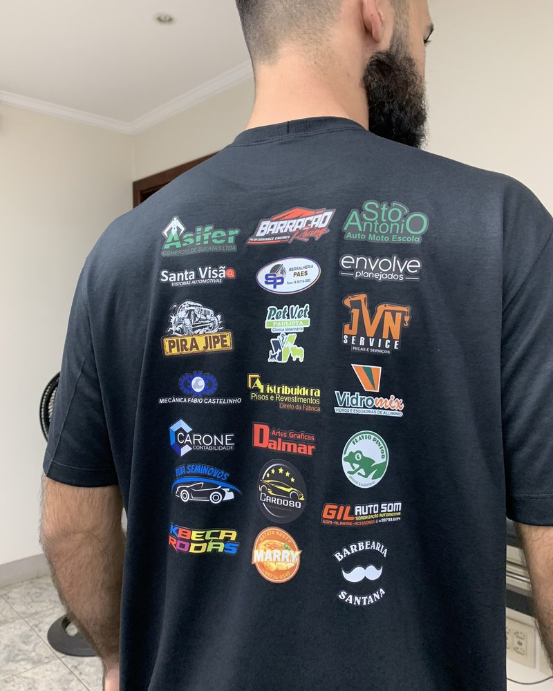 Camiseta preta com estampa de mais de 20 logos de empresas patrocinadoras