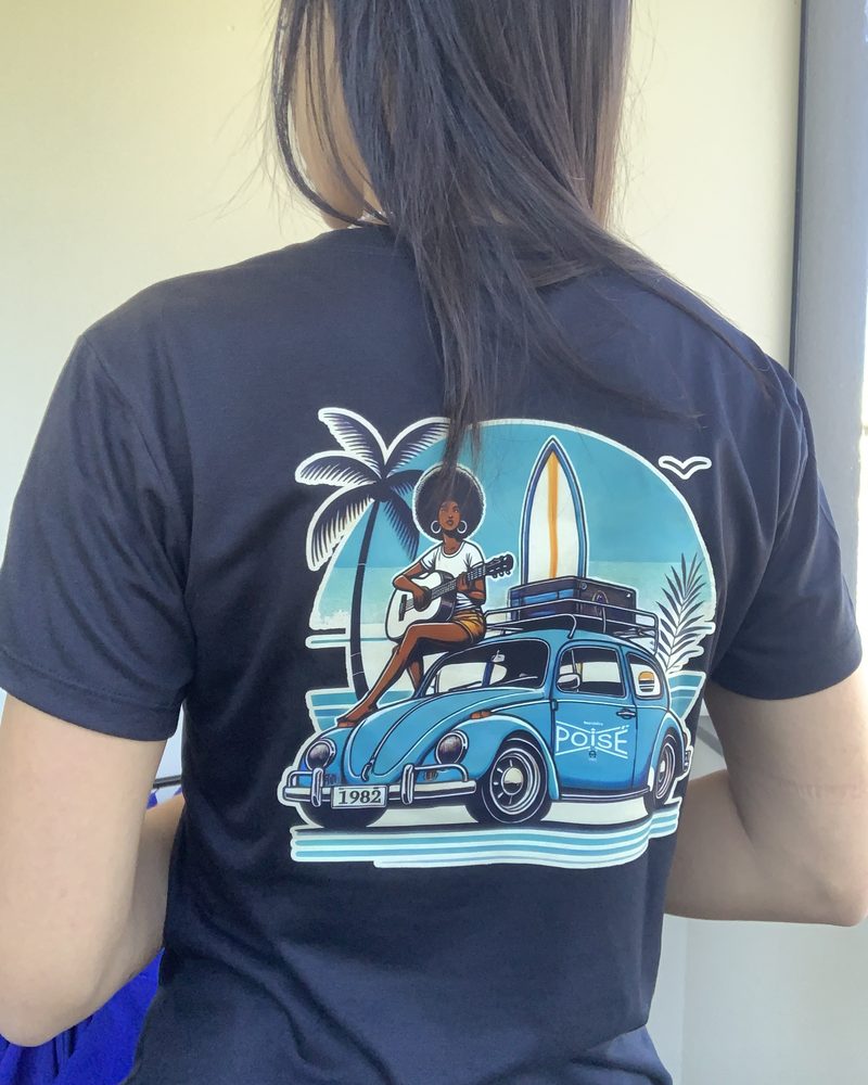 Camiseta azul-marinho com arte colorida de Fusca azul, prancha e violão